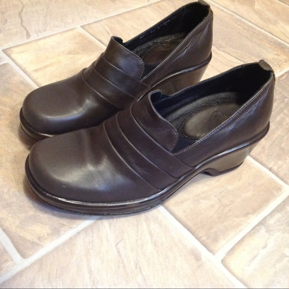 Dansko taupe brown clogs size 37 (6.5-7)